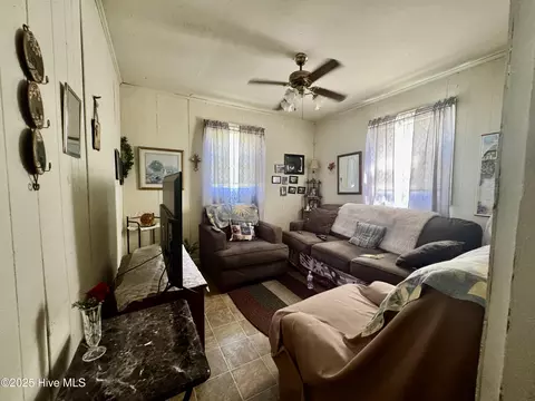 Living - 133 Kellumtown Rd, Hubert, NC 28539 photo 5 of 6