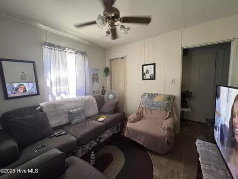 Living - 133 Kellumtown Rd, Hubert, NC 28539 photo 6 of 6
