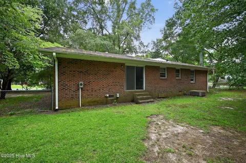 Exterior - 414 Laurel Dr, Smithfield, NC 27577 photo 4 of 5