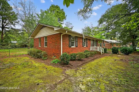 Exterior - 414 Laurel Dr, Smithfield, NC 27577 photo 3 of 5