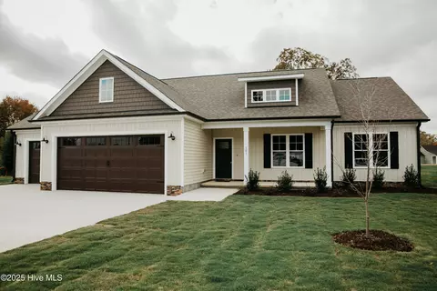 101 Lucky Ln, Pikeville, NC 27863