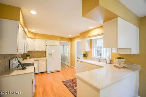 Kitchen - 6 White Birch Ln, Pinehurst, NC 28374 photo 4 of 8