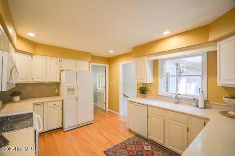Kitchen - 6 White Birch Ln, Pinehurst, NC 28374 photo 3 of 8
