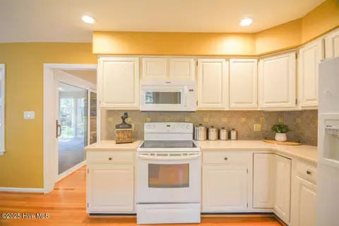 Kitchen - 6 White Birch Ln, Pinehurst, NC 28374 photo 7 of 8