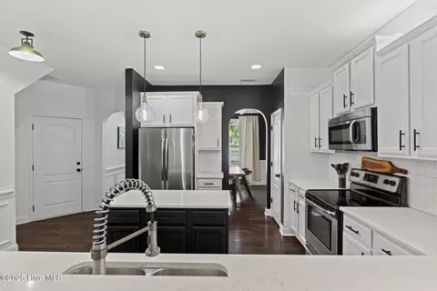 Kitchen - 75 Twisted Oak Ct, Hampstead, NC 28443 photo 5 of 5