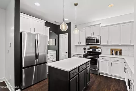 Kitchen - 75 Twisted Oak Ct, Hampstead, NC 28443 photo 4 of 5