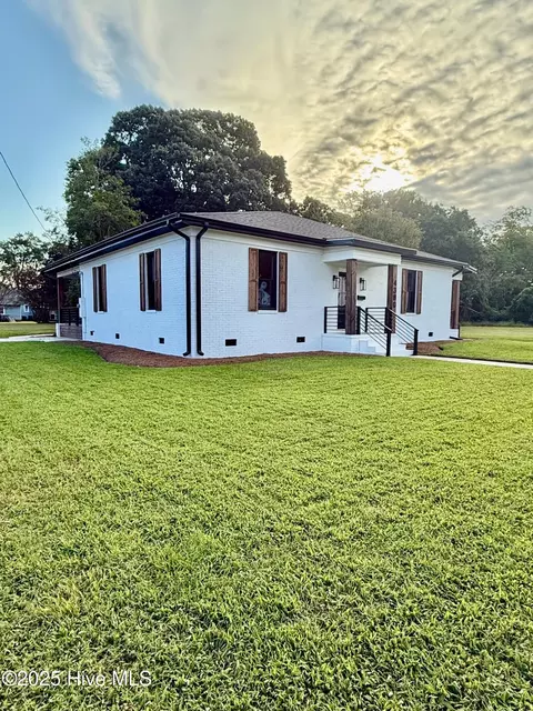 4380 W Pine St, Farmville, NC 27828