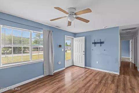 Living - 103 Riegel Dr, Hubert, NC 28539 photo 2 of 2