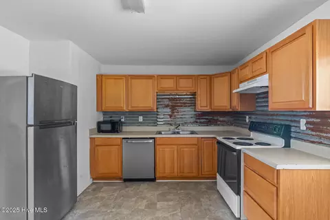 Kitchen - 103 Riegel Dr, Hubert, NC 28539 photo 1 of 1