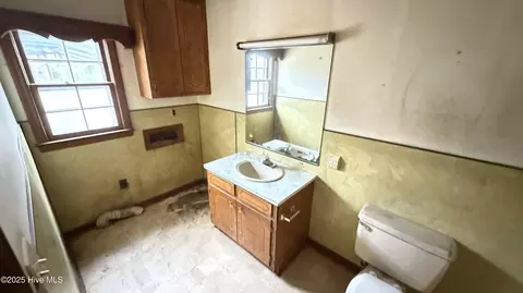 Bath - 513 Steele St, Mount Olive, NC 28365 photo 7 of 8