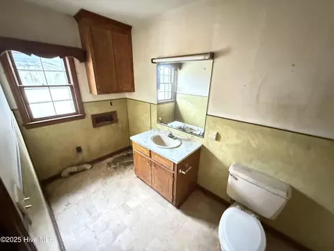 Bath - 513 Steele St, Mount Olive, NC 28365 photo 3 of 8