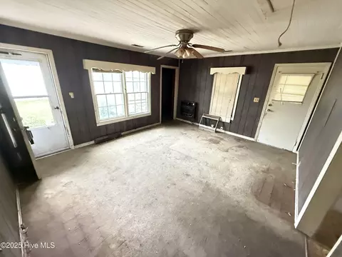 Living - 513 Steele St, Mount Olive, NC 28365 photo 2 of 3