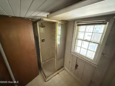 Bath - 513 Steele St, Mount Olive, NC 28365 photo 2 of 8