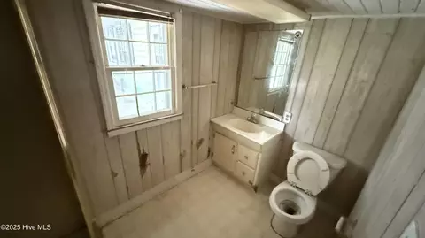 Bath - 513 Steele St, Mount Olive, NC 28365 photo 5 of 8