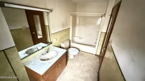Bath - 513 Steele St, Mount Olive, NC 28365 photo 8 of 8