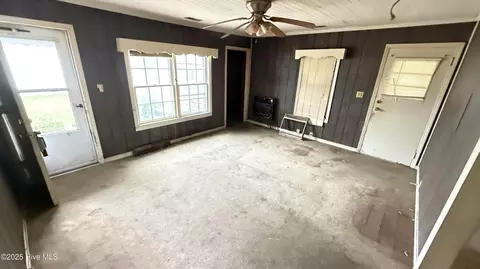 Living - 513 Steele St, Mount Olive, NC 28365 photo 3 of 3