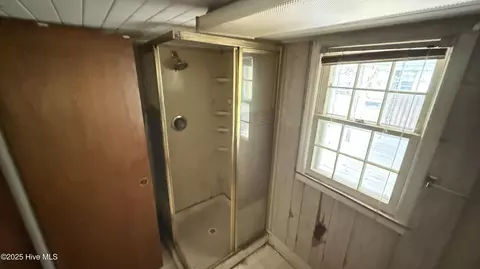 Bath - 513 Steele St, Mount Olive, NC 28365 photo 6 of 8