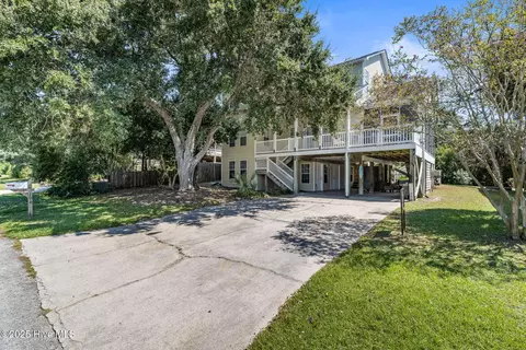 106 SE 44th St, Oak Island, NC 28465