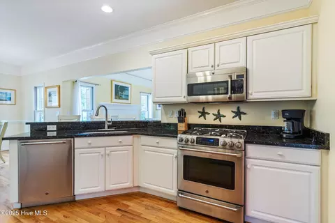Kitchen - 1020 Cordgrass Rd, Hampstead, NC 28443 photo 5 of 7