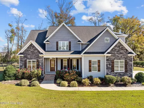 957 Bedford Heights Dr, Grimesland, NC 27837