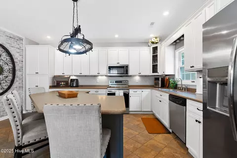 Kitchen - 123 Doe Loop, Hamlet, NC 28345 photo 3 of 5