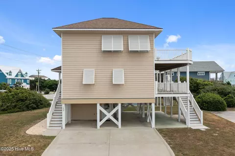 102 7th St, Emerald Isle, NC 28594