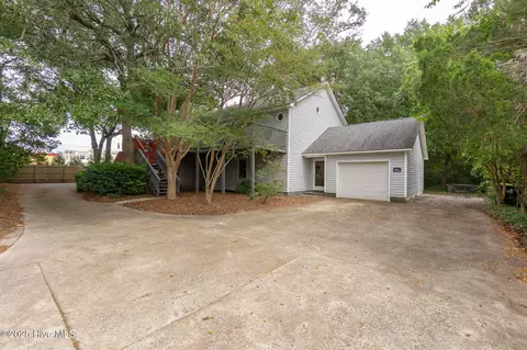 109 Savannah Ave #B, Morehead City, NC 28557