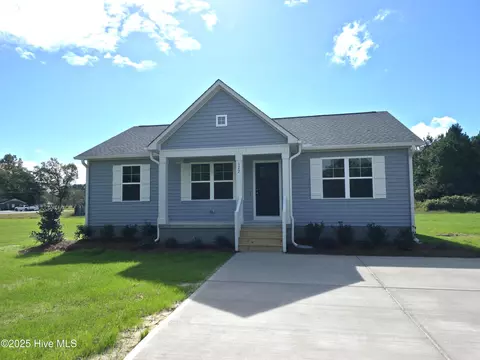 177 E Page St, Teachey, NC 28464