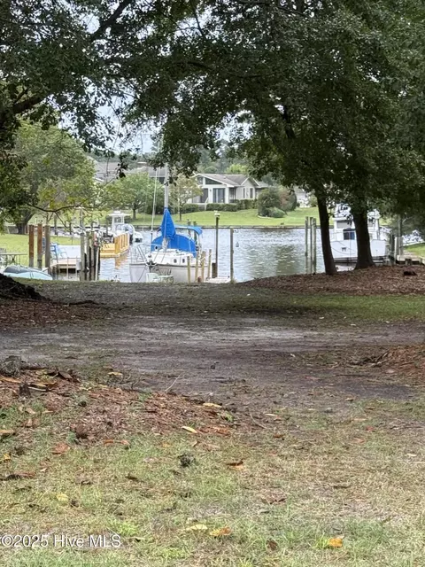 1206 Pelican Dr, New Bern, NC 28560