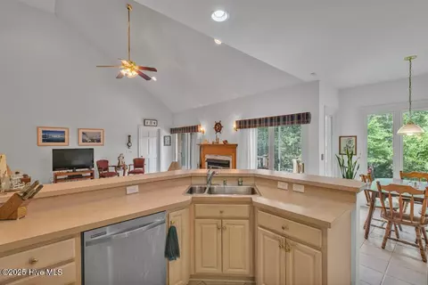 140 Circle Dr, Hampstead, NC 28443 photo 11