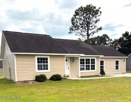 306 Foxtrace Ln, Hubert, NC 28539