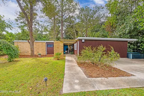 4507 Country Club Rd, Trent Woods, NC 28562