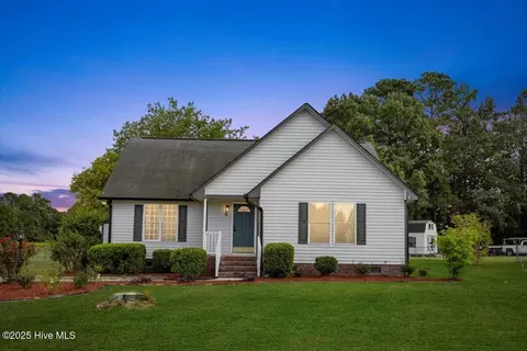 559 Eagles Nest Rd, Grimesland, NC 27837