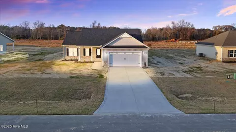 305 Creeks Edge Dr, Pikeville, NC 27863