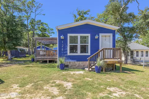 121 NE 78th St, Oak Island, NC 28465