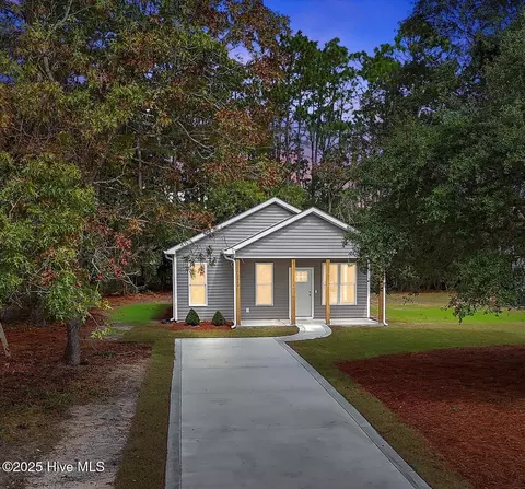 1049 Greenview Rd, Southport, NC 28461