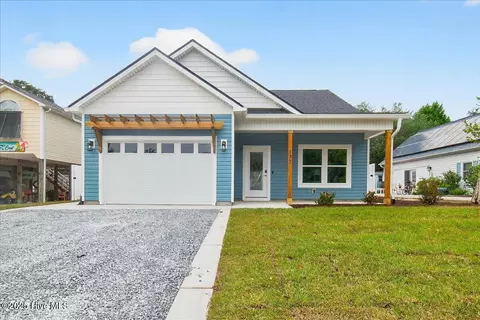 137 NE 3rd St, Oak Island, NC 28465
