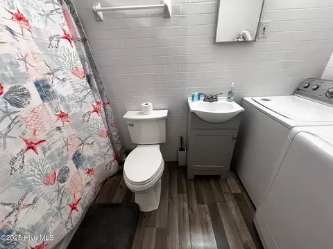 Bath - 105 W Avalon Dr, Kill Devil Hills, NC 27948 photo 3 of 3