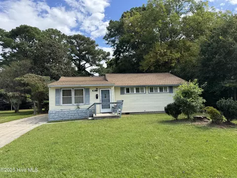 528 Oak Ln, Jacksonville, NC 28540
