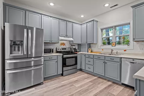 Kitchen - 109 E Sanderling Cir, Hampstead, NC 28443 photo 2 of 4