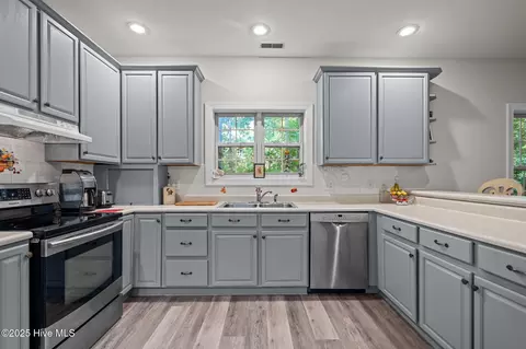 Kitchen - 109 E Sanderling Cir, Hampstead, NC 28443 photo 3 of 4