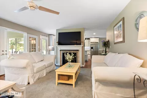 Living - 151 Olde Point Rd, Hampstead, NC 28443 photo 2 of 3