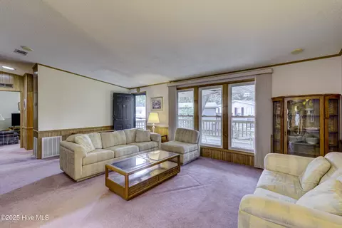 609 Outrigger Ct, Hampstead, NC 28443 photo 4