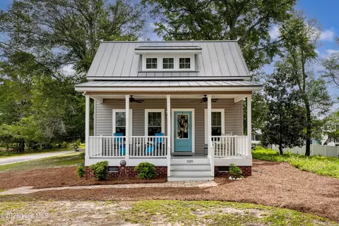 520 Clarendon Ave, Southport, NC 28461