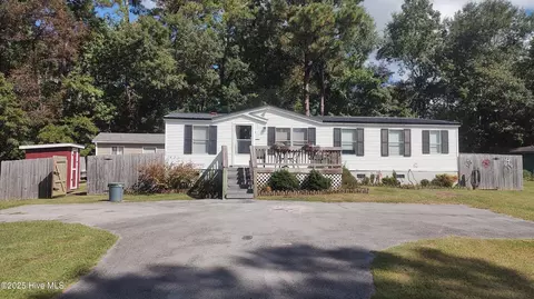 110 Quail Point Dr, Hubert, NC 28539