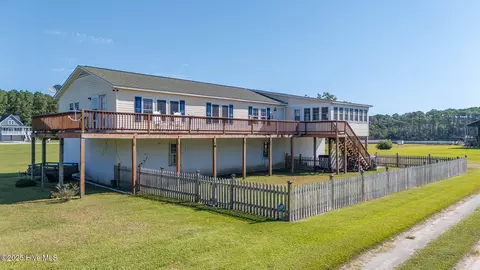 215 Landing Rd, Beaufort, NC 28516