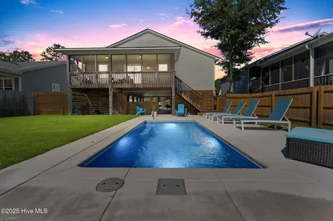 218 NE 51st St, Oak Island, NC 28465