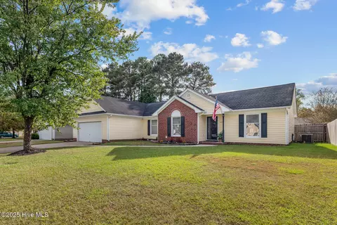 304 Fall Dr, Jacksonville, NC 28540