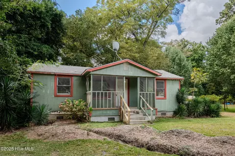 409 S Bodenheimer St, Burgaw, NC 28425