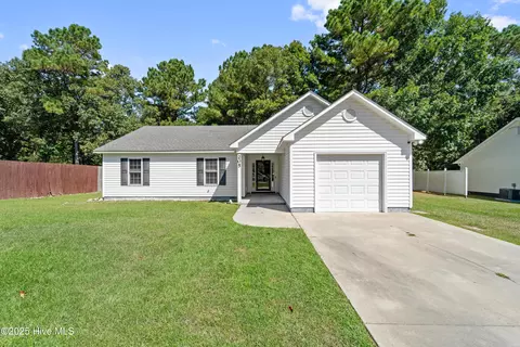 205 Sourwood Ct, Jacksonville, NC 28540